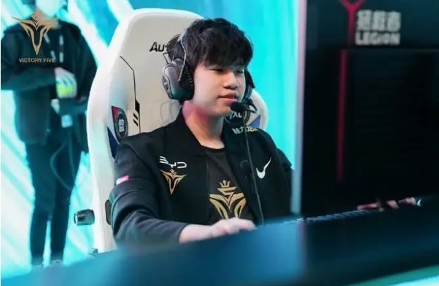 替补席是个 替补席是个